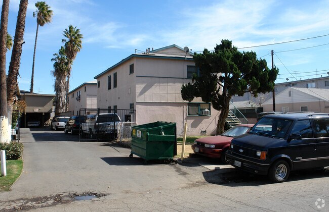 Foto del edificio - 6906-6908 Vesper Ave
