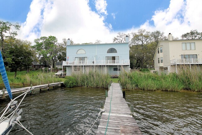 Foto del edificio - Waterfront Townhome in Central Niceville