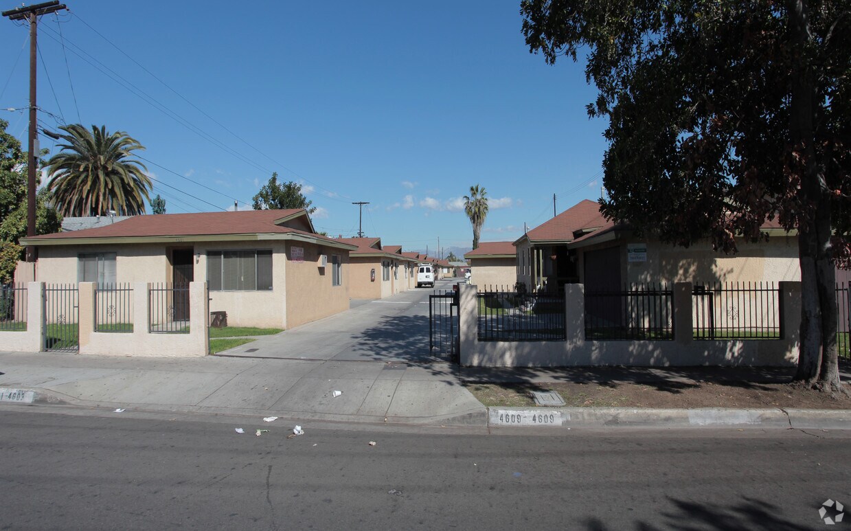 Building Photo - 4607-4609 Live Oak St