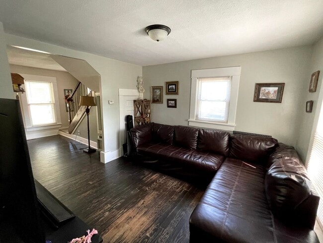 Building Photo - ADORABLE 2 Story Home