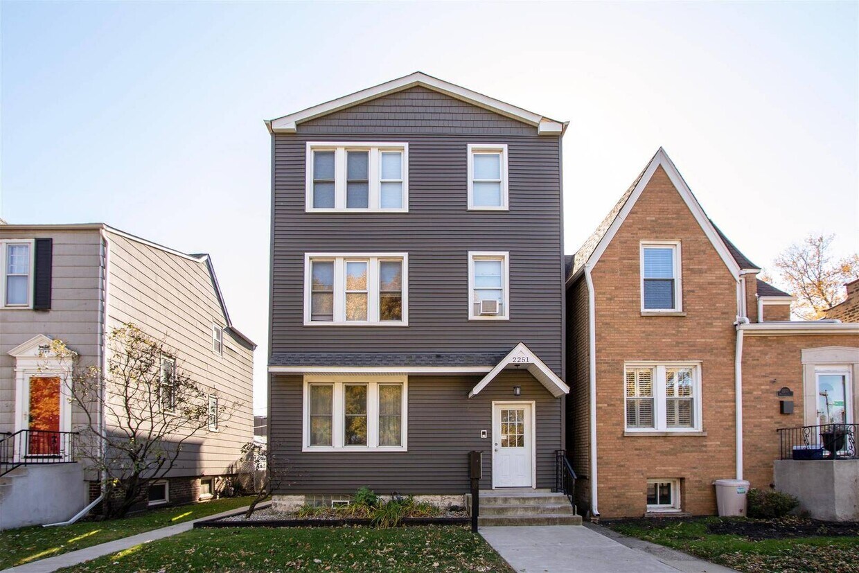 Foto principal - 2251 W Montrose Ave