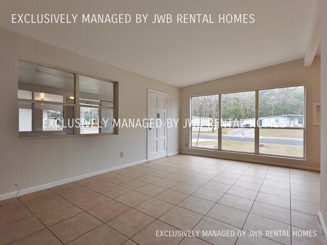 Building Photo - 2233 Monteau Dr