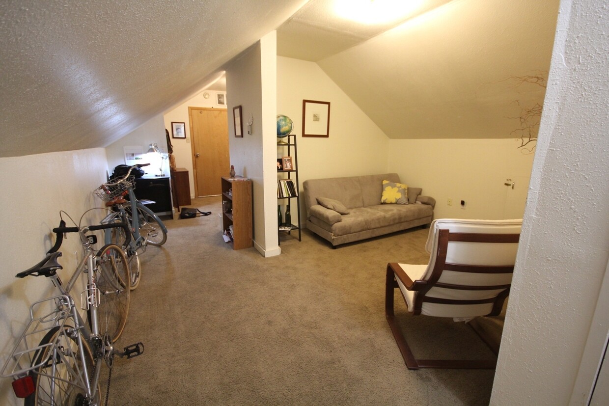 Foto principal - Quiet Upstairs Apartment in Provo |Availab...