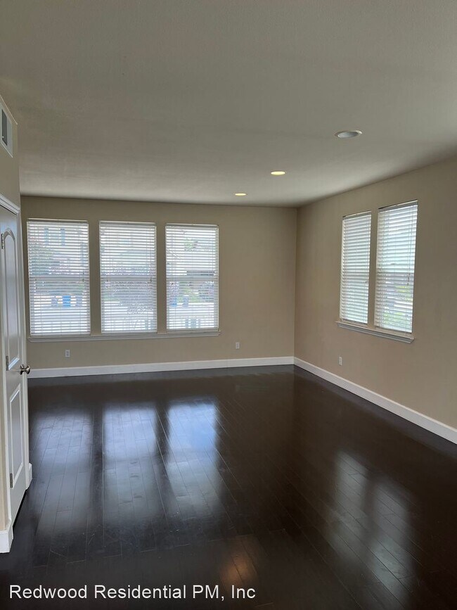 Building Photo - 3 br, 2.5 bath House - 723 Fresno Avenue