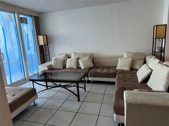Foto del edificio - 6767 Collins Ave