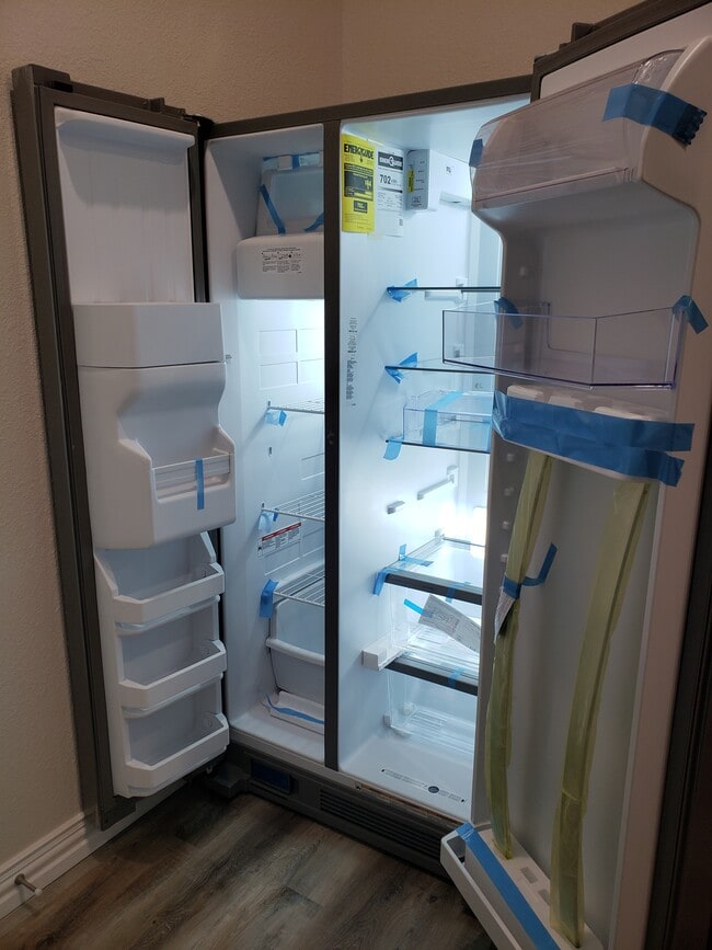 Side by Side Fridge - 1506 Hursh Ave