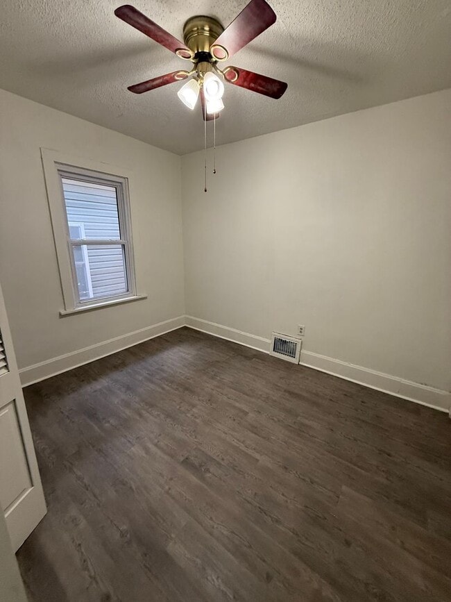 Building Photo - Newly refreshed home
