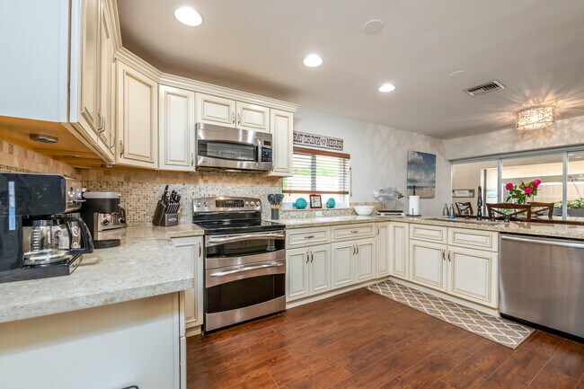 Foto del edificio - 735 NE 6th St