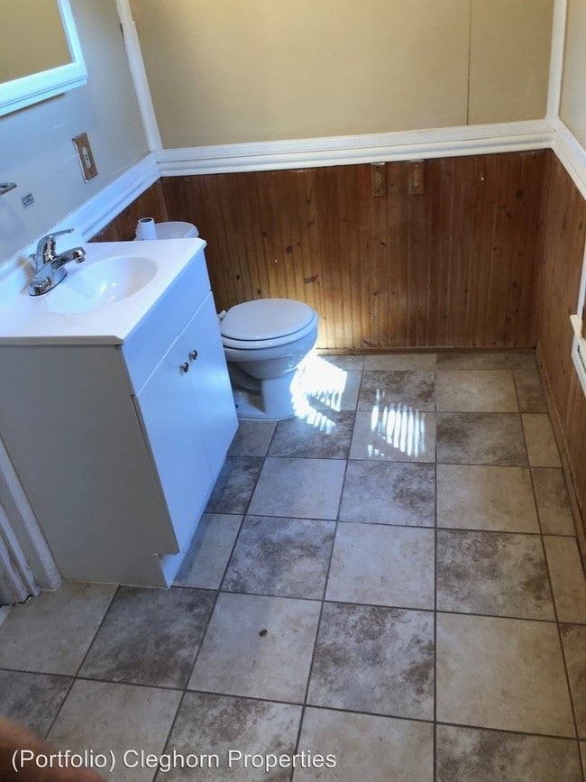 Building Photo - 4 br, 1 bath House - 322 Elm Street
