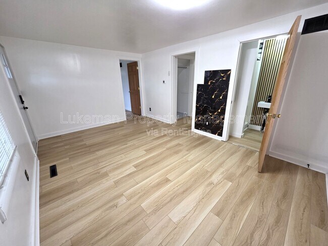 Foto del edificio - 822 W Main St