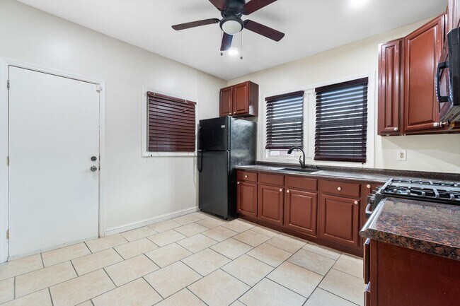 Foto del edificio - 156 Shepard Ave