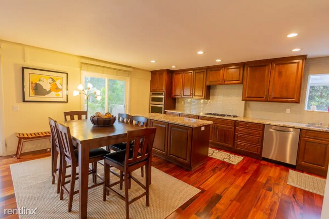 Building Photo - 2 br, 2.5 bath Townhome - 412 Carlotta
