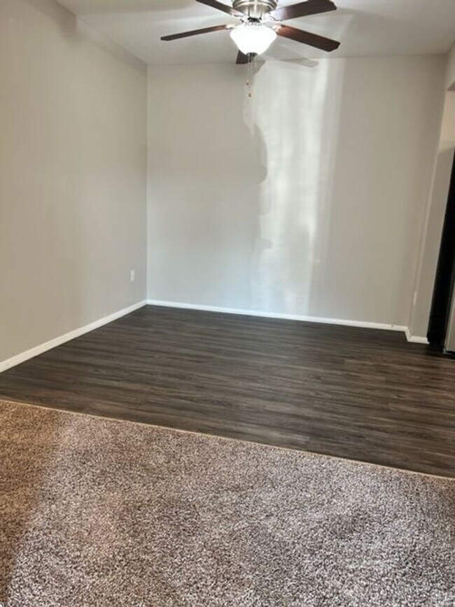 Building Photo - Charming 2-Bedroom 1-bathroom Apartment in the Heart of Chesterton!