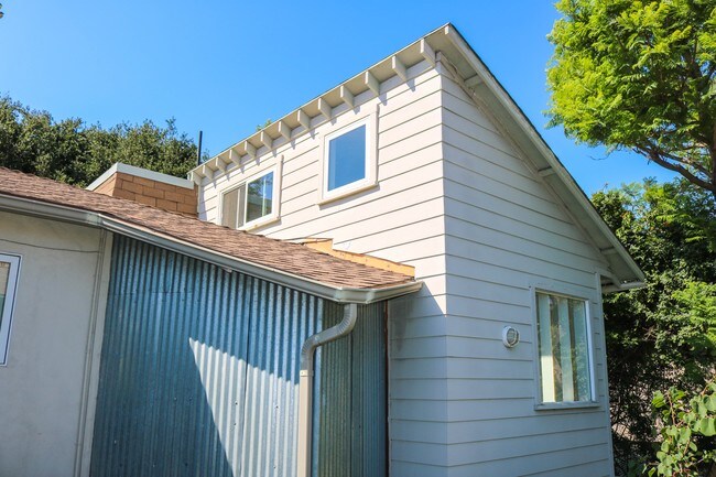 Building Photo - 1419 Cloverfield Boulevard