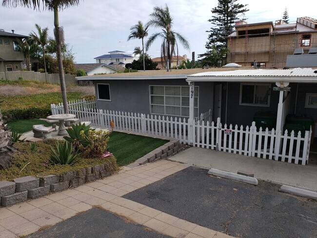 Foto del edificio - Carlsbad Blvd (Single Story Duplex)