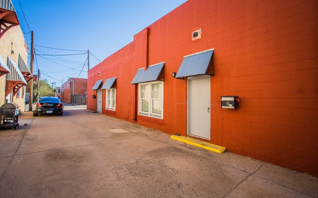 Building Photo - 611 Main St