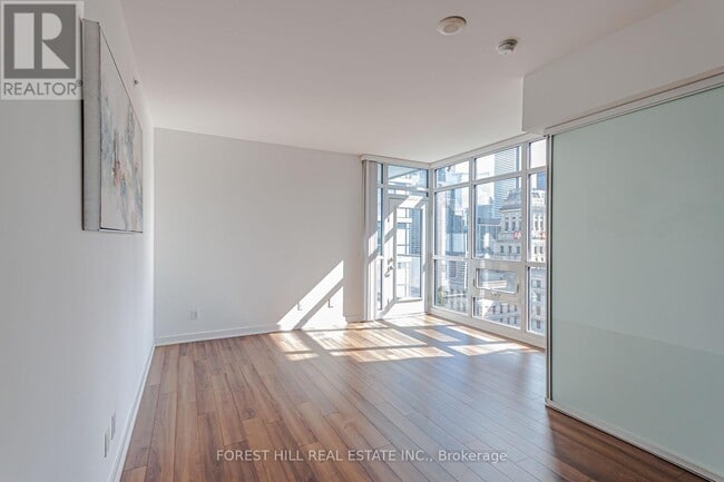 Building Photo - 210 Simcoe St