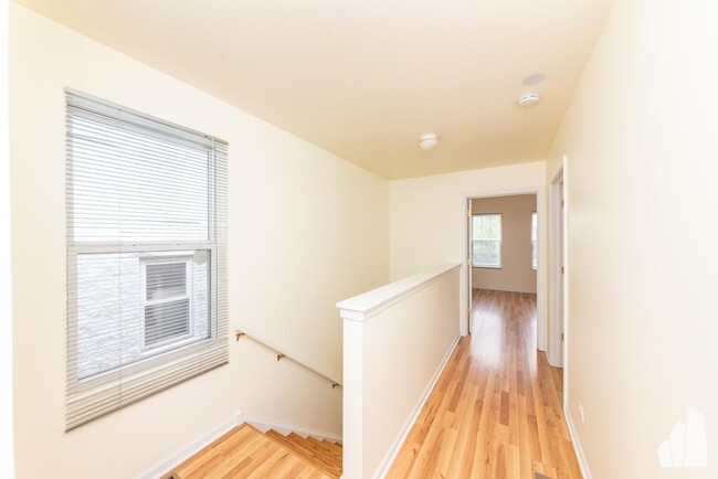 Building Photo - 3 bedroom in Chicago IL 60622