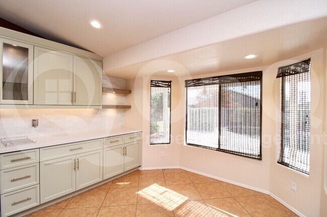 Building Photo - 4345 E Meadow Dr