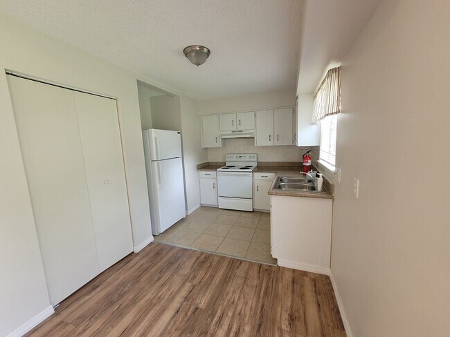 Foto del edificio - Charming 3-Bedroom Home with Upgrades and ...