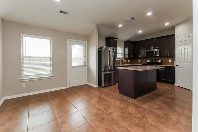 Building Photo - 5326 Rio Dr