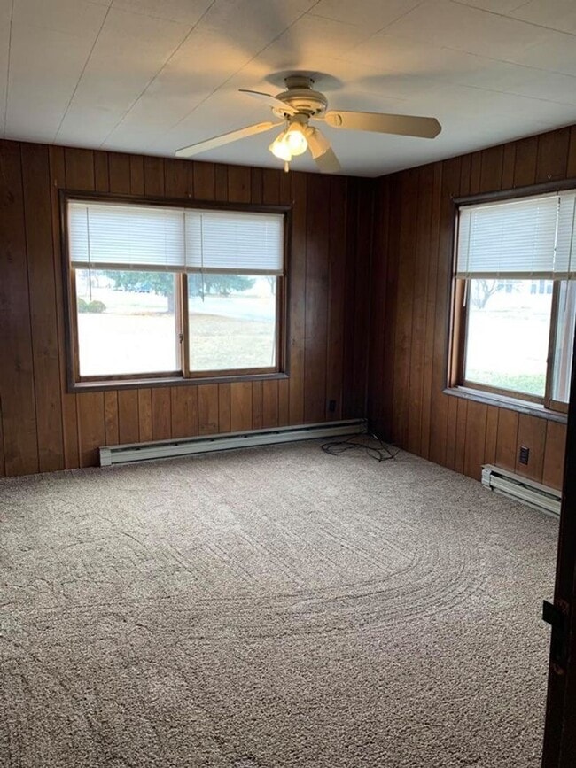 Building Photo - Engle-House in Polson with Large yard