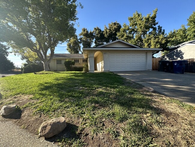Building Photo - 8015 Linden Lime Ct
