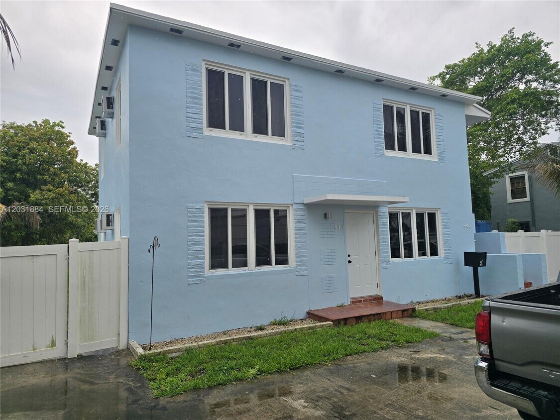 Foto del edificio - 840 NE 124th St