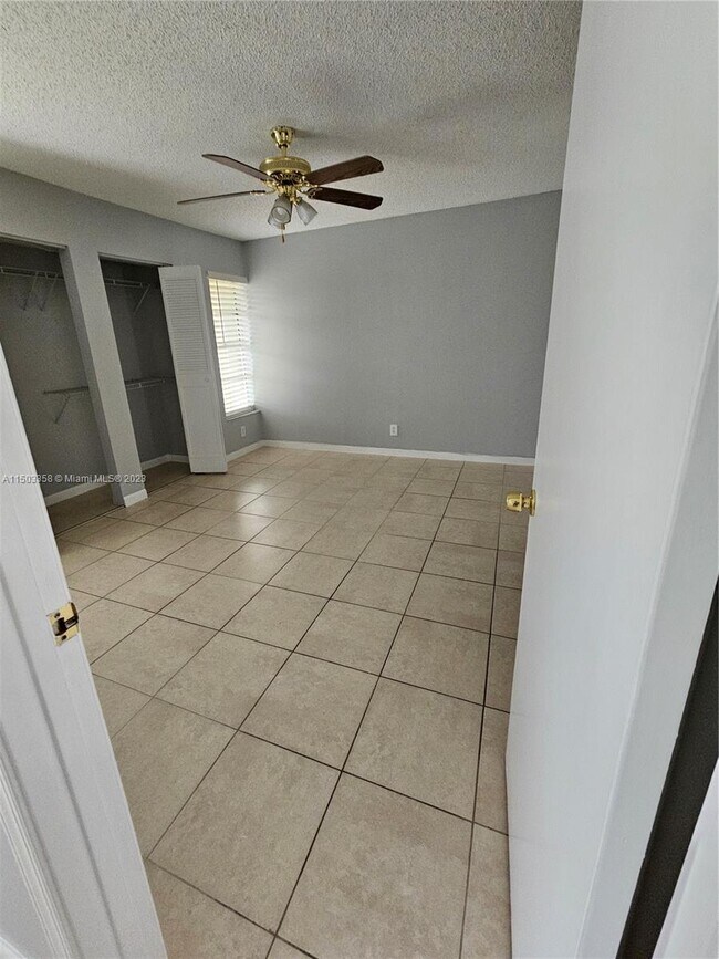 Foto del edificio - 9946 Twin Lakes Dr