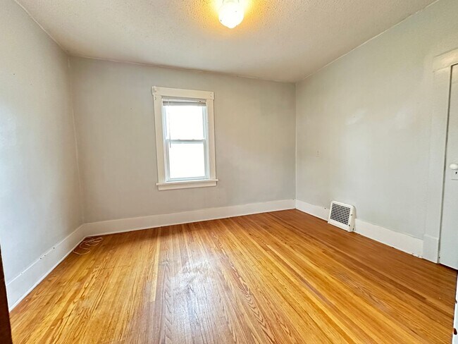 Building Photo - Beautiful 2 bedroom house with garage $875