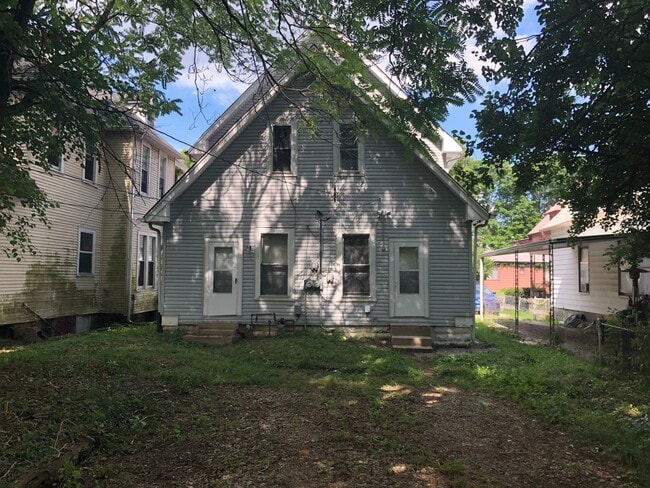Building Photo - Spacious 2 Bedroom Half Double