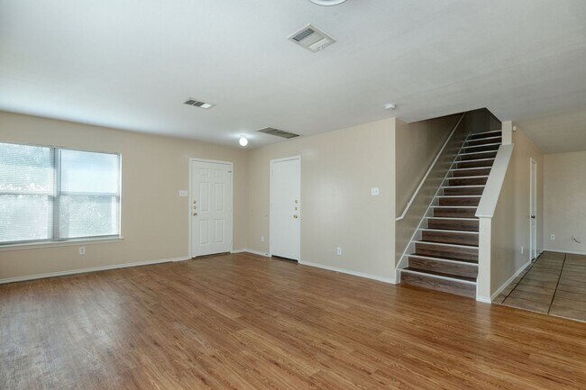 Foto del edificio - Spacious 4 bed/2.5 bath corner lot!