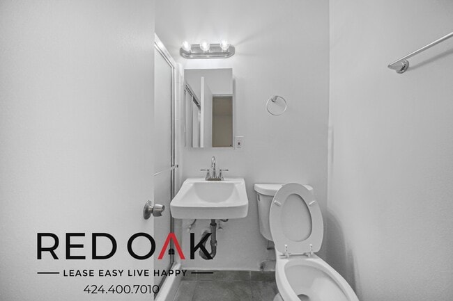 Building Photo - ~$300 OFF Each Month~ Cozy Bachelor Drench...