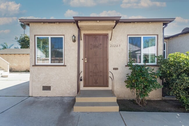 Building Photo - 2024 S Genesee Ave