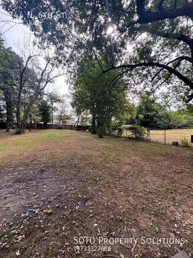 Foto del edificio - 144 N 6th St