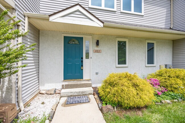 Foto del edificio - 403 Pinebrooke Cir