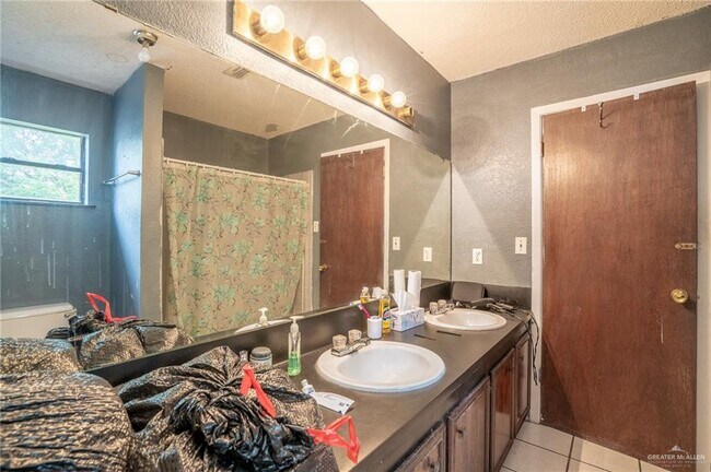 Foto del edificio - 605 E 8th St