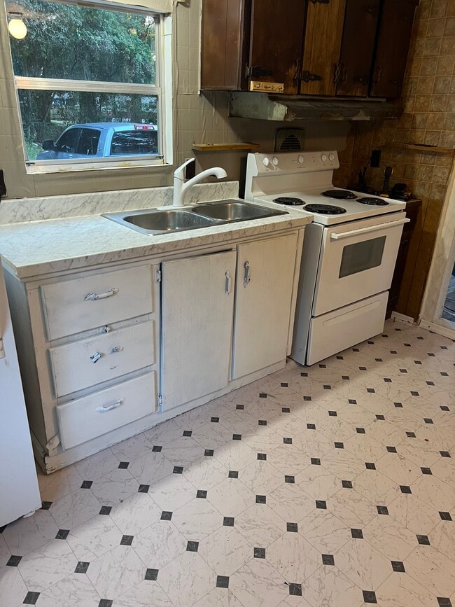 New flooring, new paint & appliances - 3700 Market St