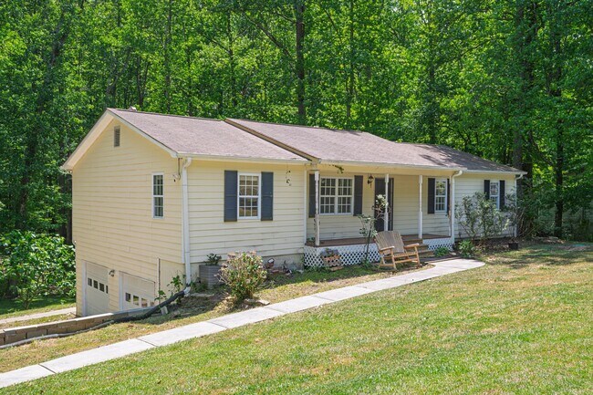 Foto del edificio - 4BR Home on 1 Acre with Finished Basement in Fayetteville