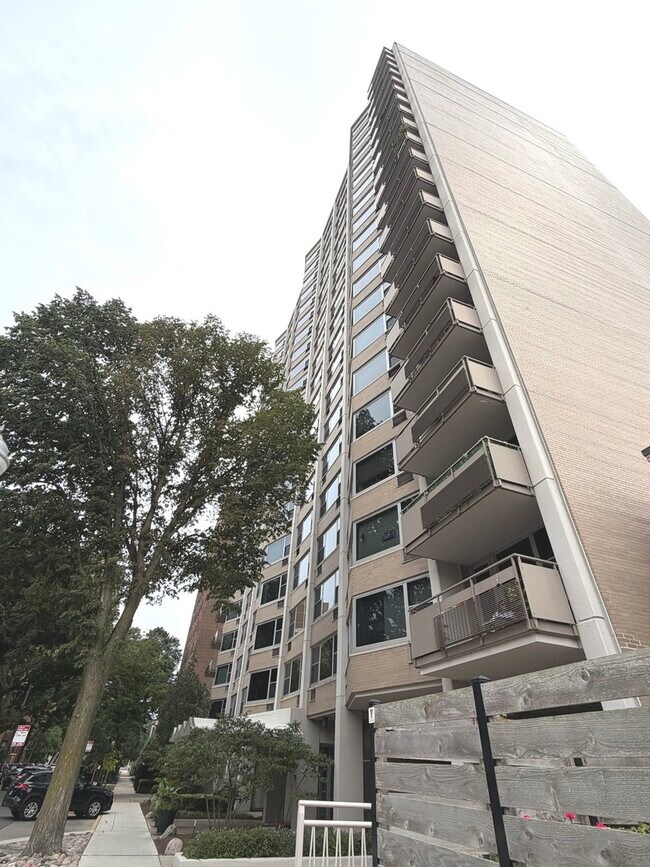 Building Photo - 555 W Cornelia Ave