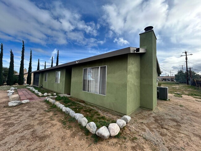 Foto del edificio - 3-bedroom 2 bath Home with Central AC - Fully Furnished