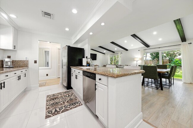 Foto del edificio - 556 SW 24th Ave