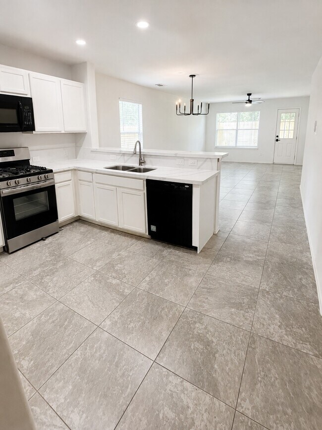 Foto del edificio - 9227 Shaded Pines Dr