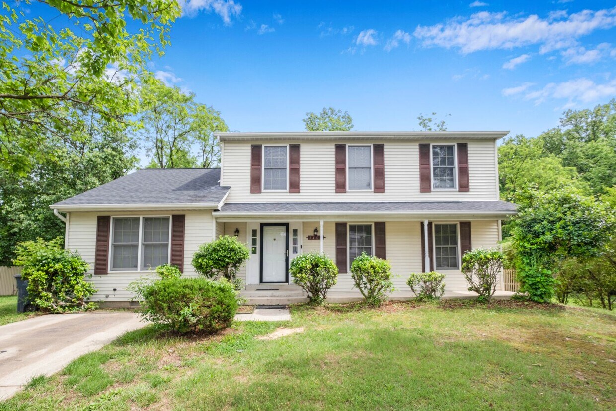 Foto principal - Spacious 4 BR/2.5 BA Single-Family Home in...