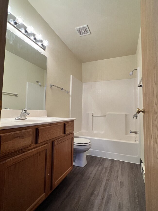 Los baños cuentan con duchas espaciosas y excelentes artefactos de iluminación. - Saddlebrook