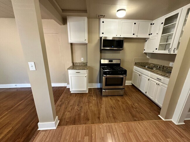 Building Photo - Updated 2 bed 1 bath duplex in N OKC