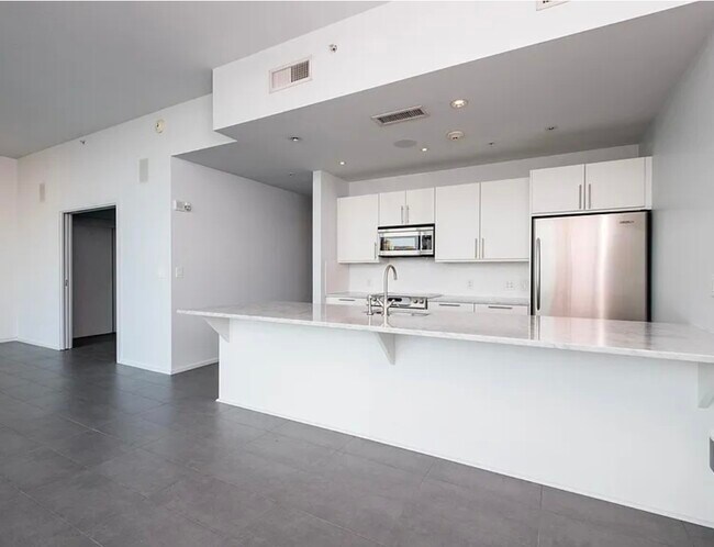 Foto del edificio - 300 E 3rd St