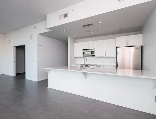 Building Photo - 300 E 3rd St