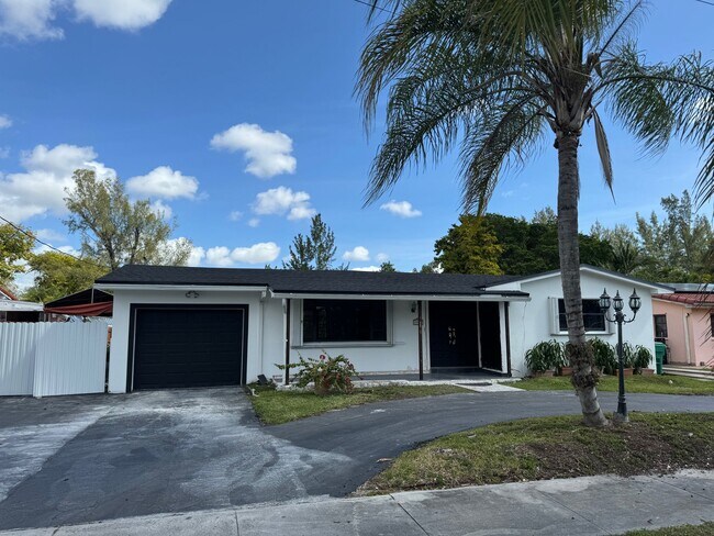 Foto del edificio - 7495 S Waterway Dr