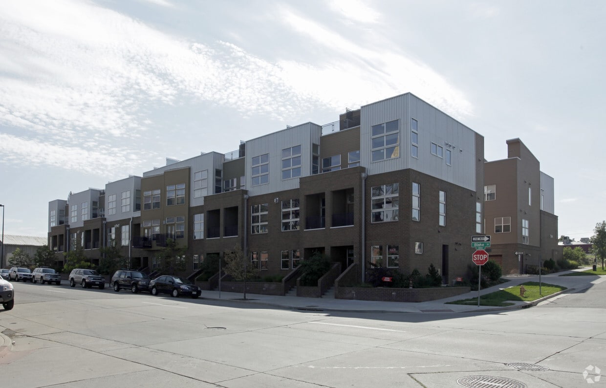 Building Photo - Blake 27